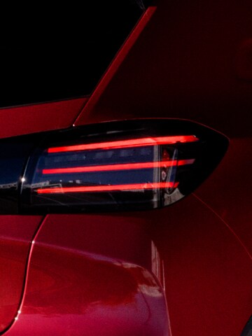 PEUGEOT E-208 3-klauwen lichtsignatuur voor en achter