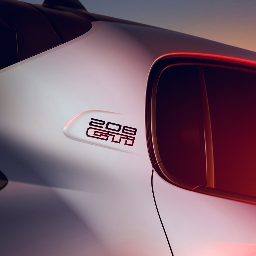 Nieuwe PEUGEOT E‑208 GTi – badgedetail