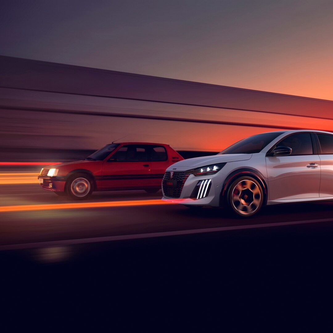 PEUGEOT 205 GTi en PEUGEOT E‑208 GTi naast elkaar in beeld