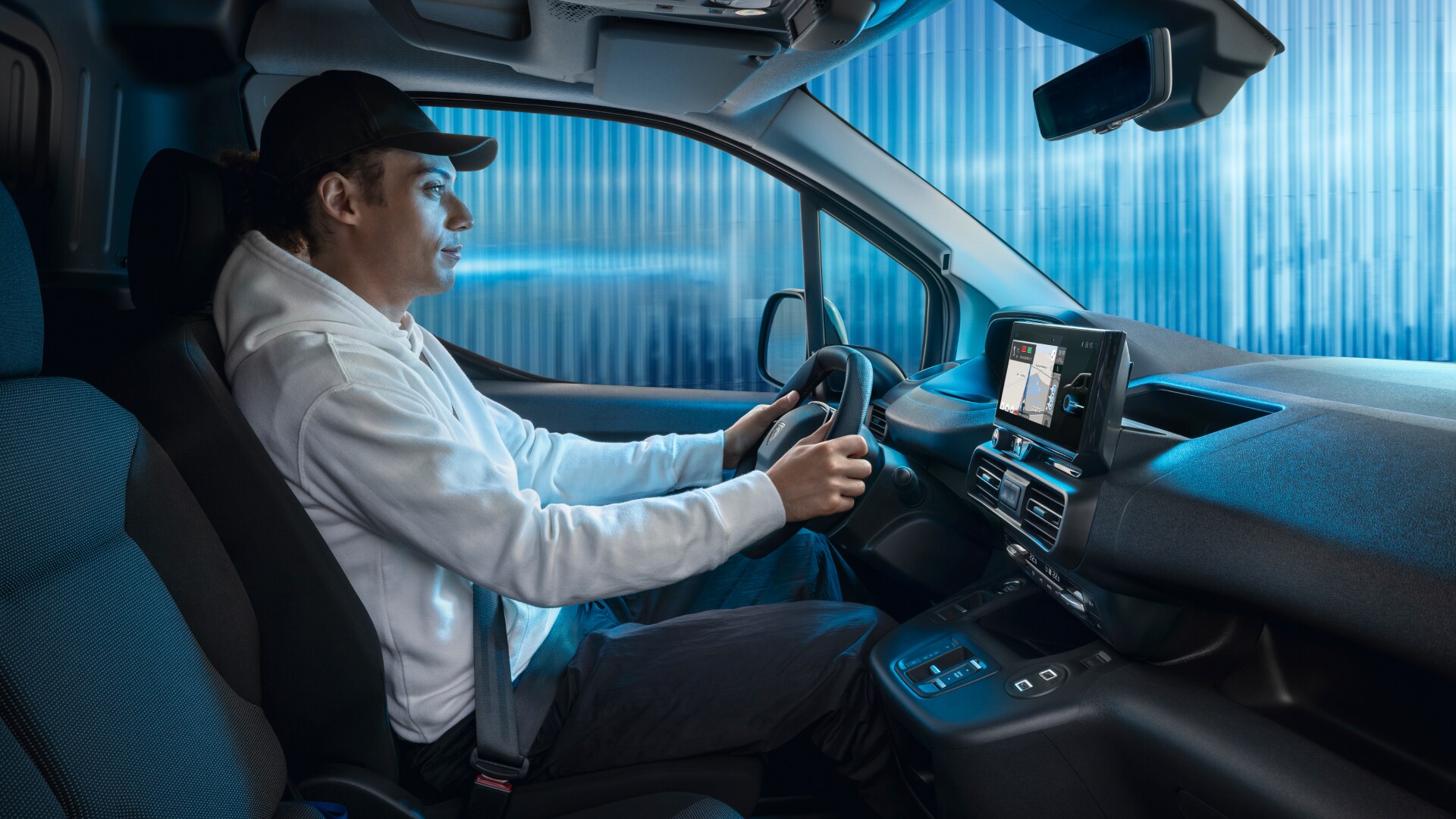 Man rijdt in een PEUGEOT E-Partner