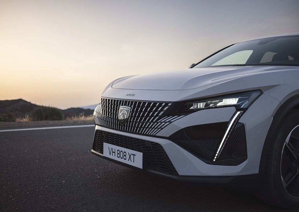Nieuwe PEUGEOT E-408 koplampen